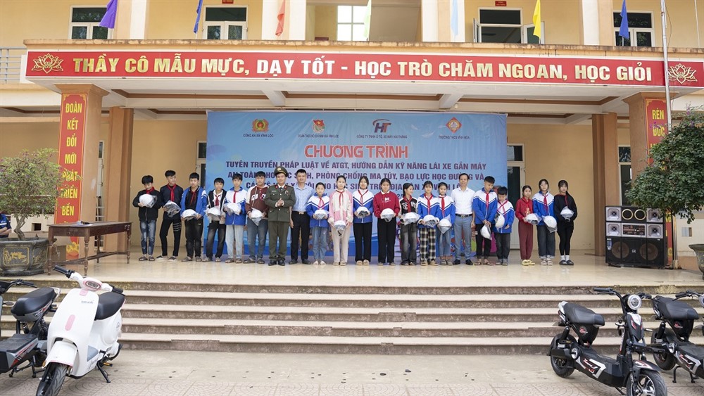 Xe điện HTC tuyên truyền an toàn giao thông đến học sinh THCS