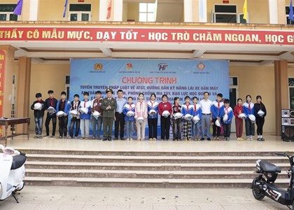 Xe điện HTC tuyên truyền an toàn giao thông đến học sinh THCS