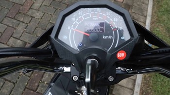 Đồng hồ công tơ mét  cho đầy đủ các thông số vận hành: vận tốc, số km di chuyển, năng lượng còn lại 