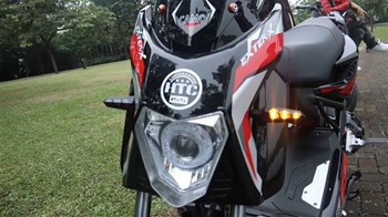 Hệ thống đèn pha LED siêu sáng chế độ 7 màu bắt mắt cho khoảng sáng rộng khi di chuyển vào ban đêm