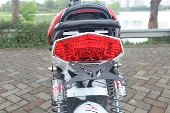 Đèn hậu với kiểu dáng Sport liền khối với bộ ba đèn hậu và hai đèn xi nhan