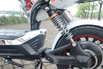 Kiểu dáng  Sport khỏe khoắn với hai càng sau được thiết kế thẳng với ốp nhựa sang trọng
