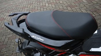Yên xe kiểu dáng 2 cấp mạnh mẽ làm từ da cao cấp và đệm cao su tiêu chuẩn Châu âu 